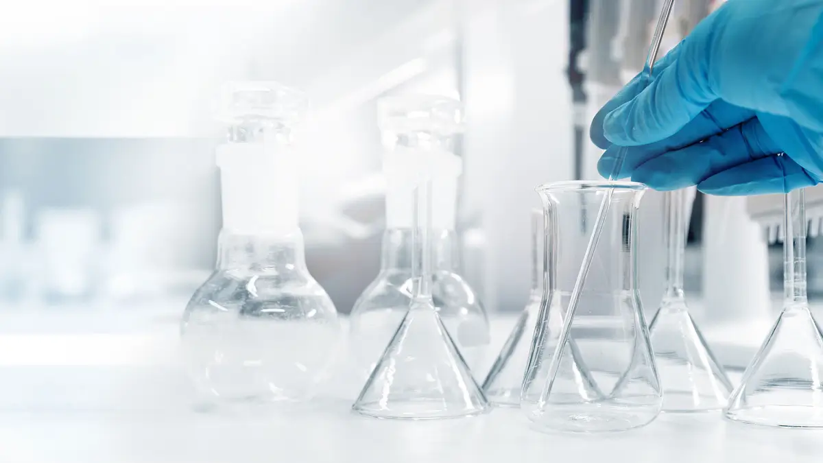 Flacon de soin MIHI illustrant le concept de qualité pharmaceutique pas cher.