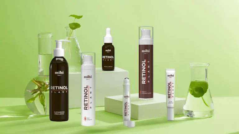 Routine bakuchiol anti-âge avec les produits de la gamme Mihi Retinol Plant sur un fond naturel de feuilles vertes.