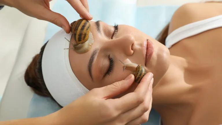 Soin à la bave d'escargot pour illustrer ses bienfaits sur la peau, avec la crème Mihi de la gamme Snail Mucin.