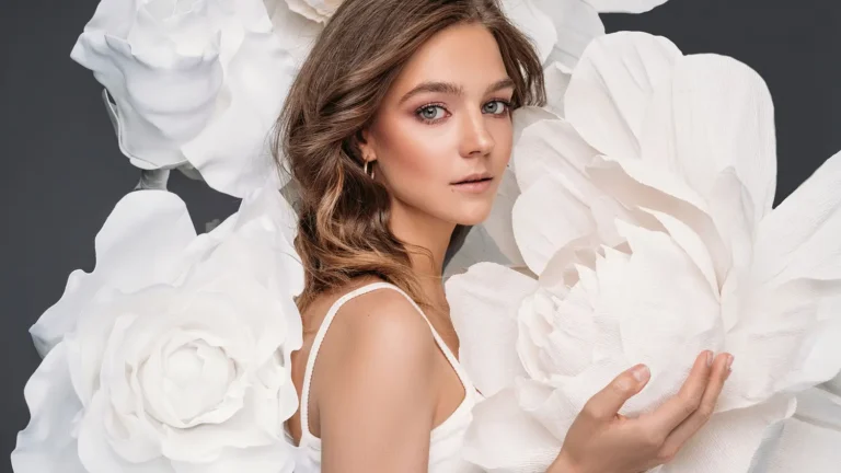 Une femme élégante sentant son poignet, se demandant **comment choisir son parfum** idéal parmi plusieurs flacons MIHI.