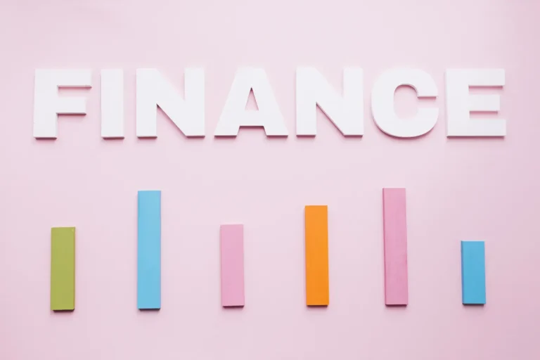 Femme souriante travaillant sur son ordinateur pour son complément de revenus à domicile avec l'opportunité Mihi.