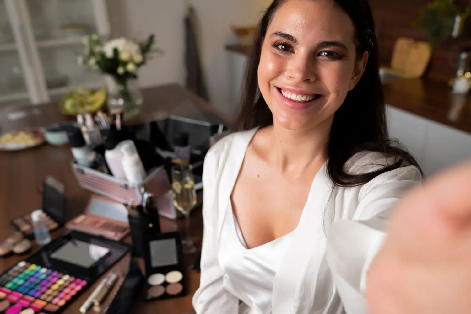 Une femme souriante, consultante VDI beauté, organise ses produits Mihi à côté de son ordinateur portable, illustrant l'opportunité de carrière pour 2025.