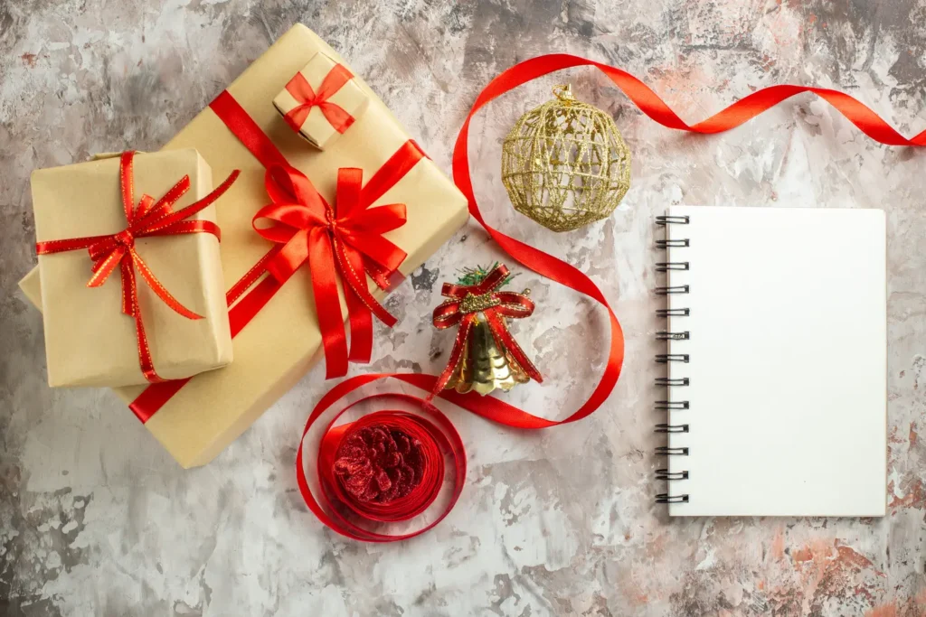 Idées cadeaux femme pour Noël avec des coffrets beauté Mihi devant un sapin.