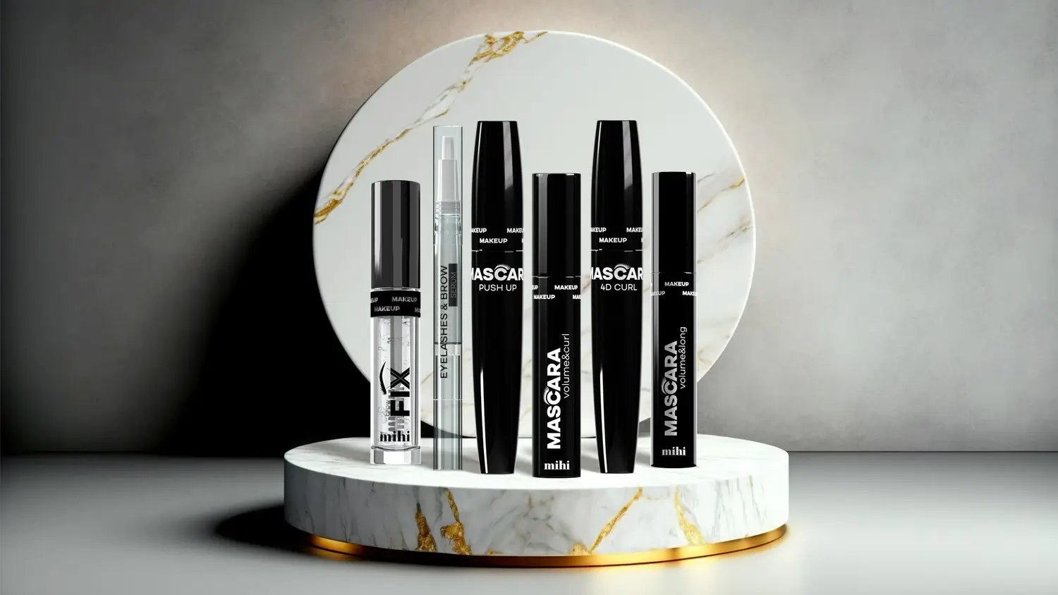 Une femme appliquant le meilleur mascara MIHI sur ses cils, avec un choix de brosses (volume, courbure, longueur) à côté d'elle.