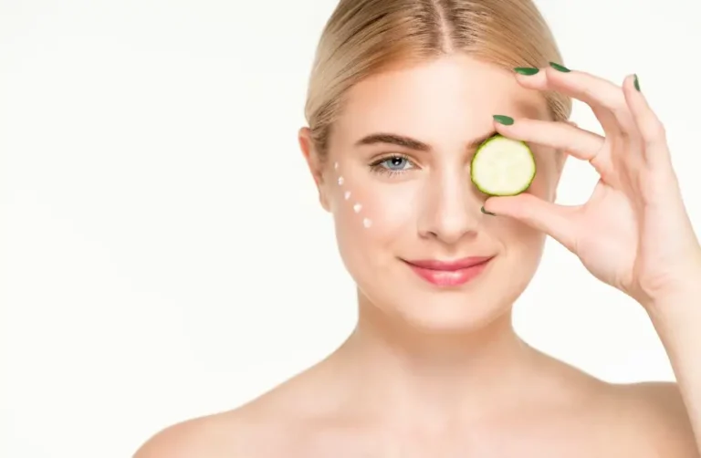 Une femme qui fait le diagnostic de son regard pour choisir le meilleur soin contour des yeux MIHI pour ses poches, cernes ou rides.