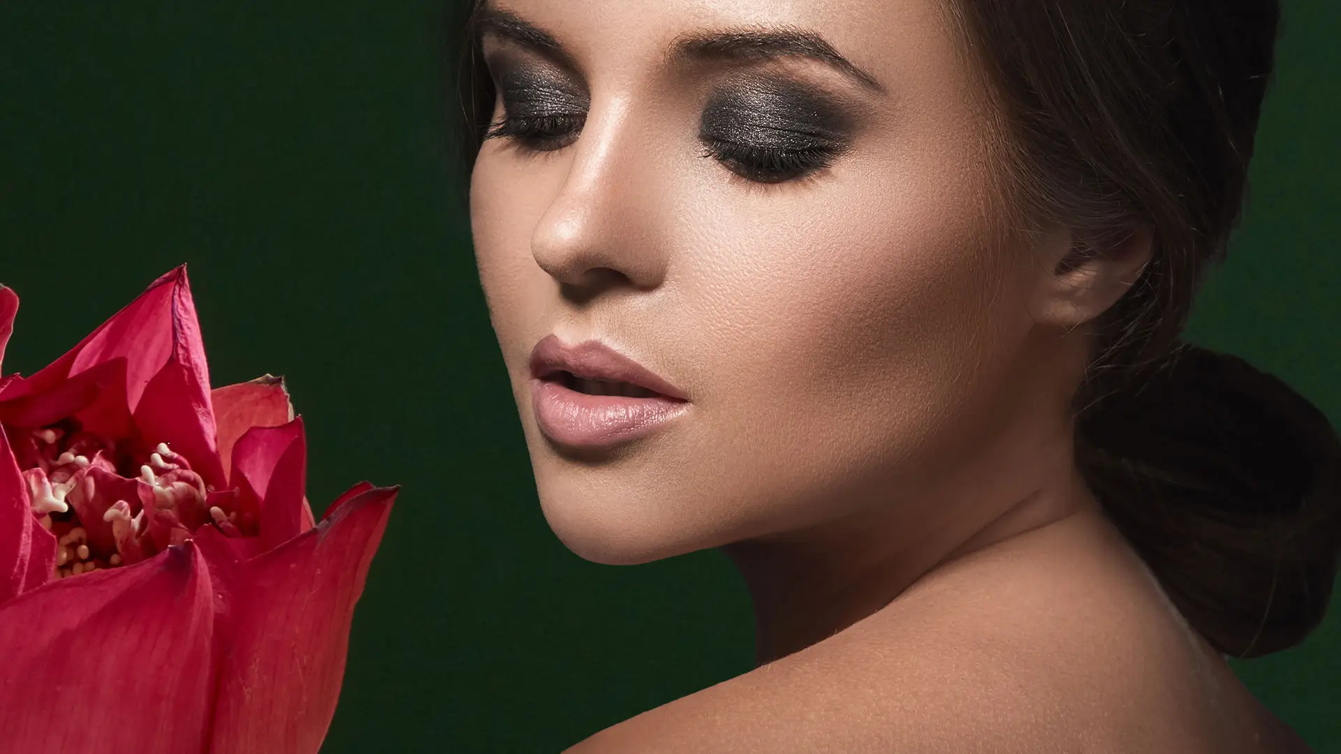 Look de fête MIHI avec des produits de maquillage cruelty-free pour un maquillage glamour et éthique.