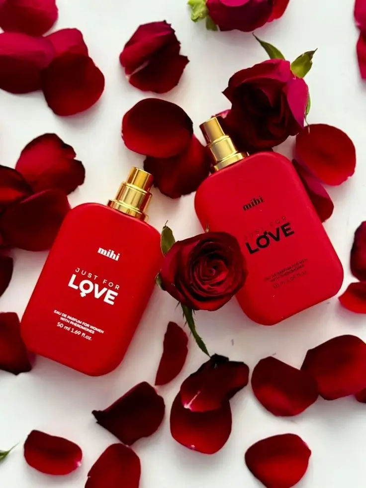 Le duo de parfum phéromone Saint Valentin Mihi Just for Love pour homme et femme, sur un lit de pétales de roses rouges.