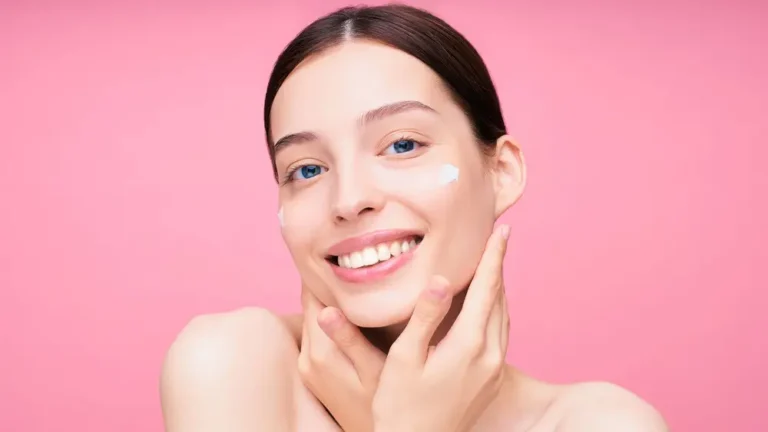Une femme appliquant une crème hydratante dans le cadre de sa routine soin hiver pour protéger sa peau.
