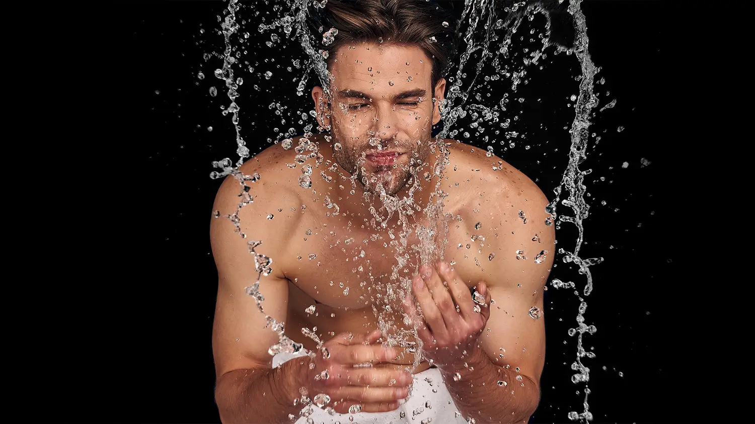 Homme appliquant une crème hydratante dans le cadre de sa routine soin homme avec les produits de la gamme Mihi Just for MAN.