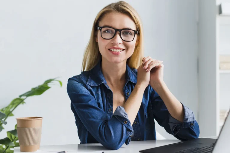 Femme souriante travaillant de chez elle pour devenir conseillère beauté MIHI, entourée de produits de maquillage et de soins.