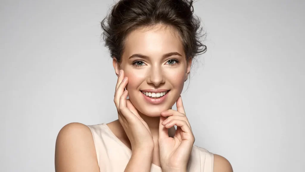 Les tendances beauté 2025 illustrées par une composition futuriste de produits cosmétiques, de molécules et d'éléments naturels.