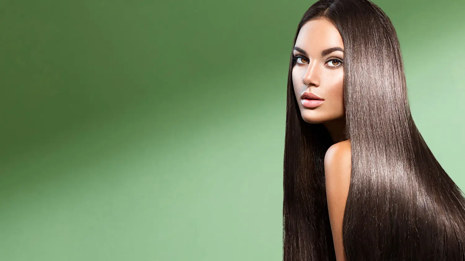 Une femme réussit sa **transition cheveux sans silicone** grâce aux soins réparateurs Mihi Hair Architect, passant d'un cheveu terne à une brillance saine.