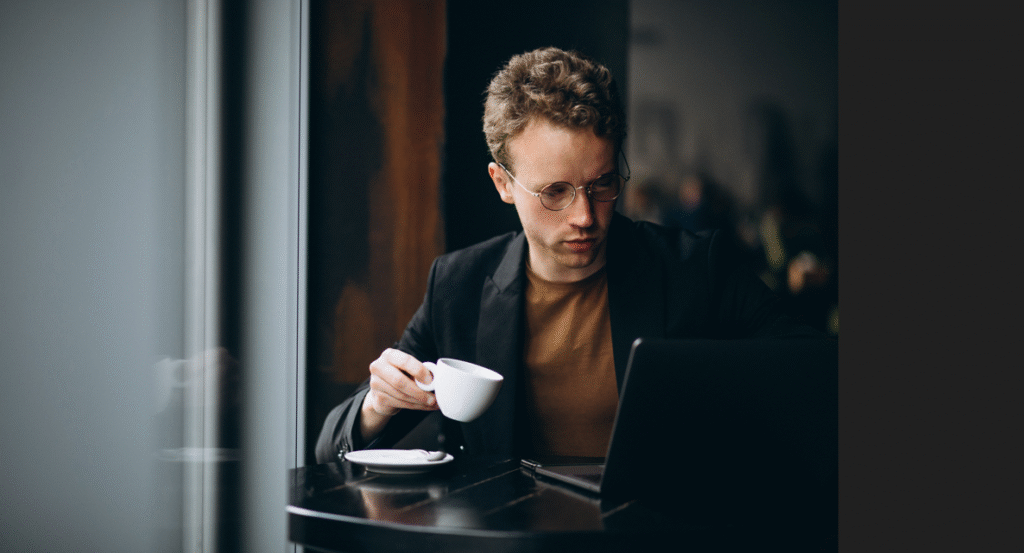 Homme entrepreneur travaillant sur son business en ligne depuis un ordinateur portable.