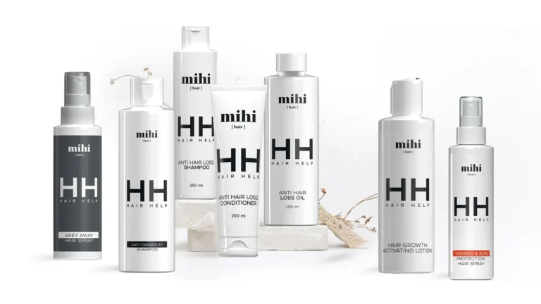 Une jeune maman souriante touche ses cheveux, retrouvant sa densité grâce au shampoing anti-chute Mihi Hair Help, la solution à la chute de cheveux post-partum.