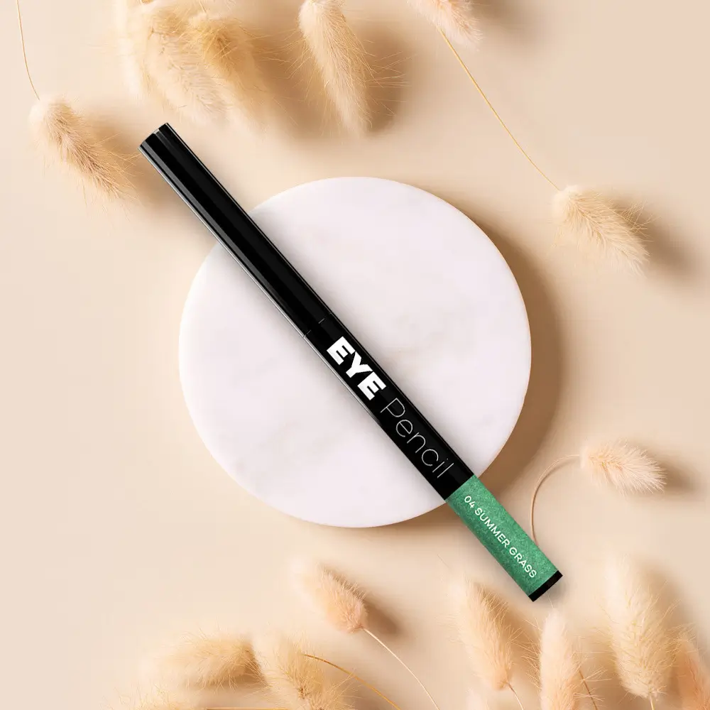 Crayon yeux Summer Grass automatique MIHI (04) : Teinte vert végétal scintillant pour yeux marron et gris.